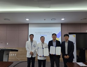 6월 23일, 대구가톨릭의대와 협약을 맺고 왔습니다. 본과 3학년 학생들이 저희 위드의료복지사회적협동조합의 방문진료 현장과 농촌 방문진료 현장에서 실습을 한다는 내용입니다.그동안 1차 의료 현장 실습은 있었지만, 방문진료 현장 실습은 처음이라, 가톨릭대도 저희 위드도 더욱 뜻 깊고, 의미있게 다가오네요.학생 시절에 방문진료와 취약계층을 찾아가는 의료 현장을 직접 경험하는 것은 교실에서 배우는 것과는 분명 다른 배움일 것입니다.&nbsp;어르신들의 열악한 삶의 현장은 책 한 권으로는 결코 다 담아낼 수 없는 묵직한 삶의 무게를 지니고 있죠.&nbsp;학생들은 그 묵직한 현실을 눈으로 보고, 귀로 듣고, 온몸으로 느끼게 될 것입니다.아마 대부분의 의대생들이 자라온 환경과는 결코 비교할 수 없는 삶의 현장일 겁니다.&nbsp;이런 삶을 살아가는 사람들이 여전히 우리 사회에 존재한다는 사실을 이야기로는 들어왔겠지만, 직접 마주하고 경험하는 것은 어쩌면 작은 충격으로 다가올 겁니다.예비 의료인들이 학생 때 이러한 현장을 경험하지 못한다면, 전문의 과정과 치열한 의료현장 속에서 앞만 보고 남들이 하는대로 달려가게 될 가능성이 크겠죠.&nbsp;그래서 이번 방문진료 현장 실습이 의미가 있고, 단순한 교육과정 하나로 끝나지 않기를 기대하고 있습니다.&nbsp;이 경험이 작은 씨앗이 되어 의료와 건강의 불평등 문제를 깊이 생각해 보고,&nbsp;앞으로 어떤 의사가 되어야 할지, 또 어떤 의료를 지향해야 할지 진지하게 고민해 보는 소중한 계기가 되기를 기대해 봅니다.&nbsp;취약계층을 찾아가는 의료인들, 건강 불평등의 문제에 앞장서는 의료인들이 한분 두분 생겨나길 기대해 보면서, 한 10년 후에는 이 생태계에도 의료인들이 좀 넉넉해지는 꿈을 꿔 봅니다^^
